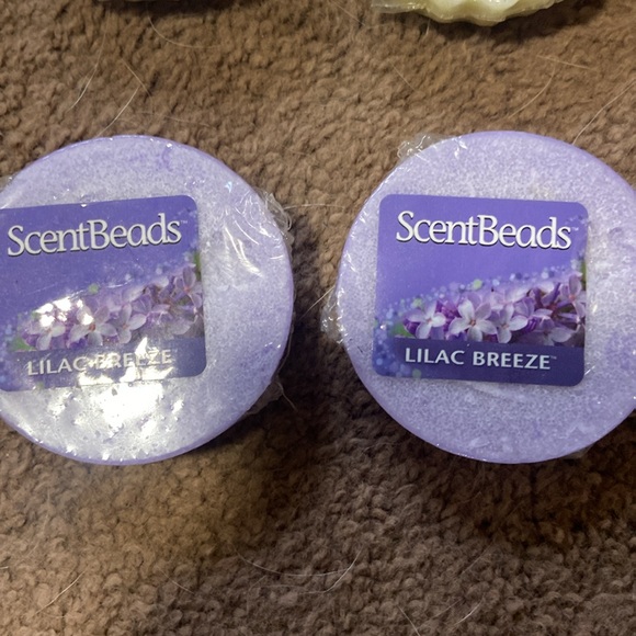 4 Yankee Candle Melts and 2 Others Baby Powder, Sandalwood Vanilla, Lilac - Picture 5 of 6